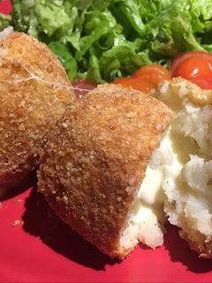 Una foto de Croquetas/bombas de papa con queso