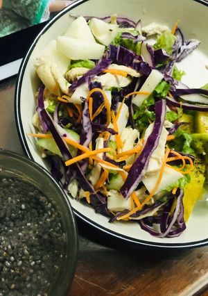 Hình của món Salad rau và ức gà luộc.