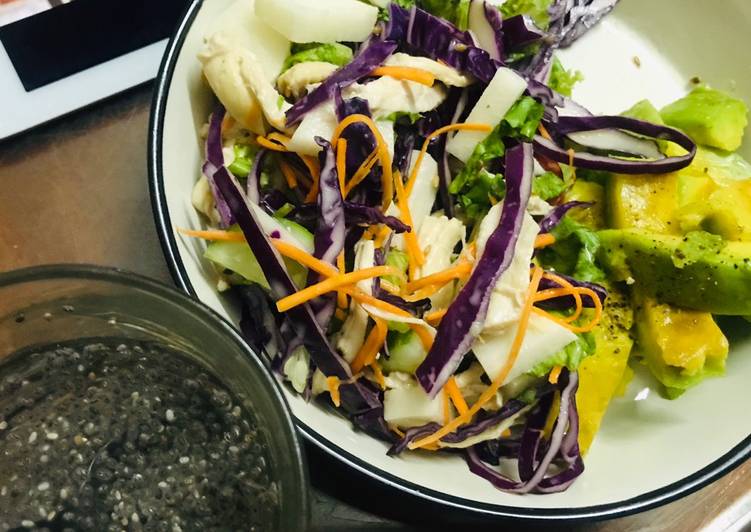 Salad rau và ức gà luộc