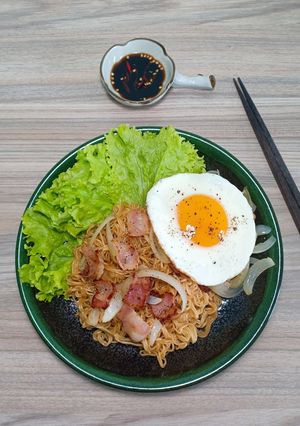 Hình của món Mì gói xào bacon & trứng ốp la.