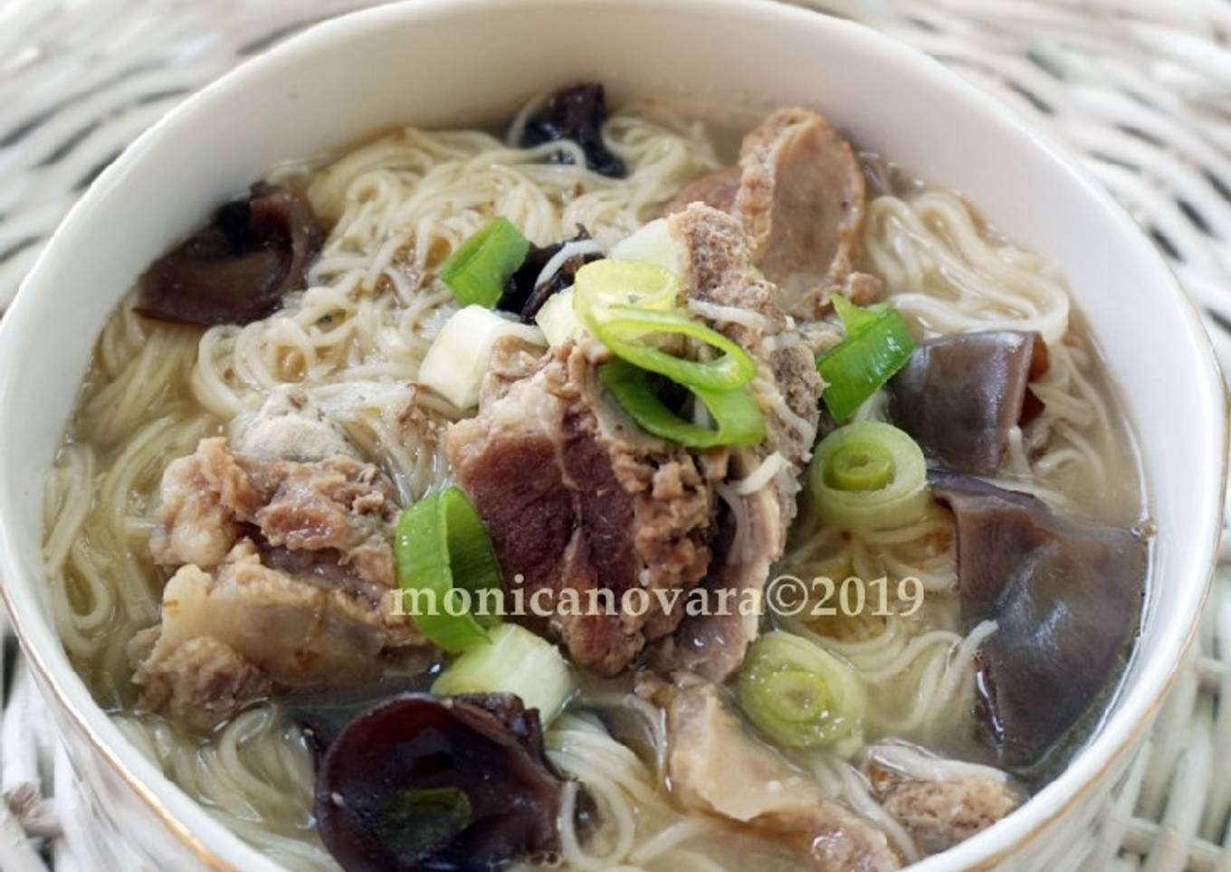 Misoa Kuah dengan Tulang dan Jamur