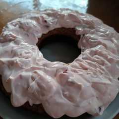 Una foto de Carrot Cake saludable, con frosting de cerezas