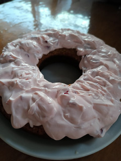Una foto de Carrot Cake saludable, con frosting de cerezas