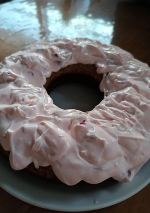 Una foto de Carrot Cake saludable, con frosting de cerezas