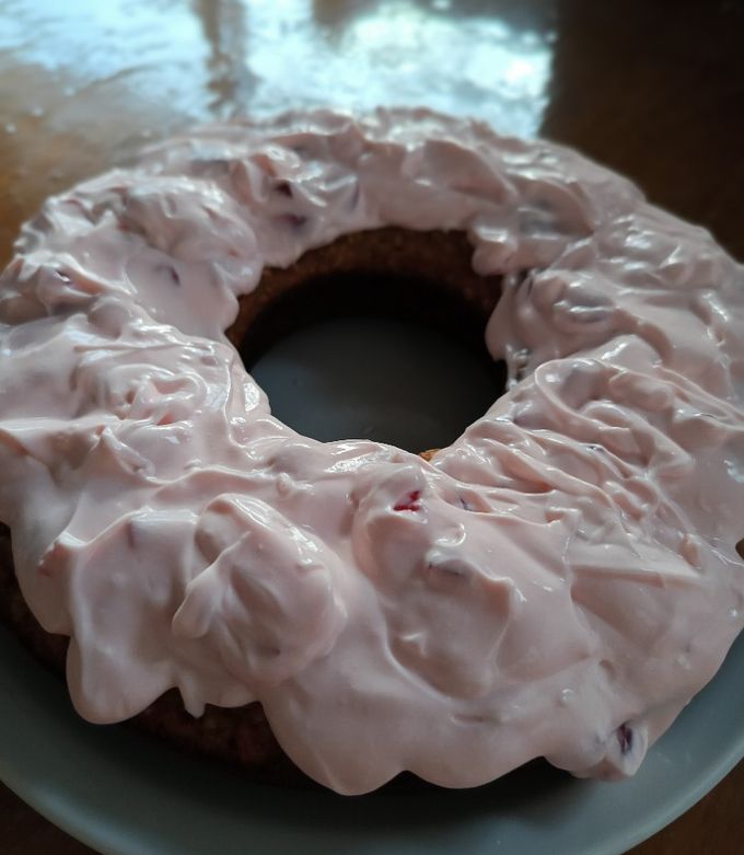 Una foto de Carrot Cake saludable, con frosting de cerezas