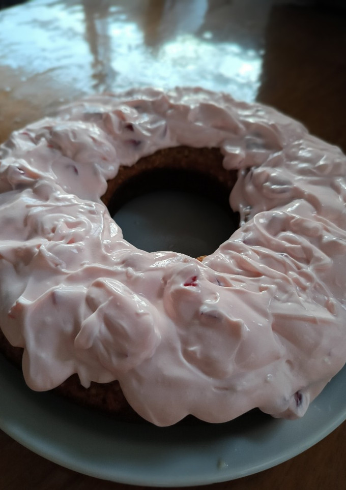 Una foto de Carrot Cake saludable, con frosting de cerezas