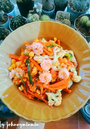 รูปของ กุ้งผัดผักหลากสี