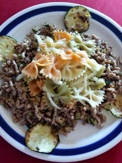 Una foto de Pasta vegetal con pavo, calabacín y berenjena