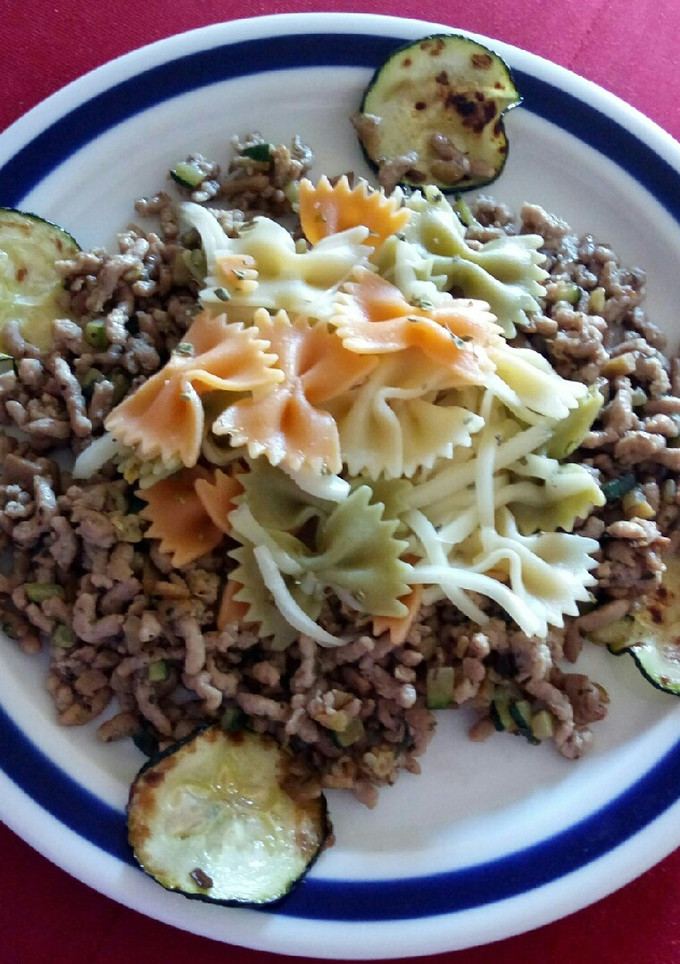 Una foto de Pasta vegetal con pavo, calabacín y berenjena