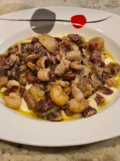Una foto de Chipirones salteados sobre cama de puré de patatas