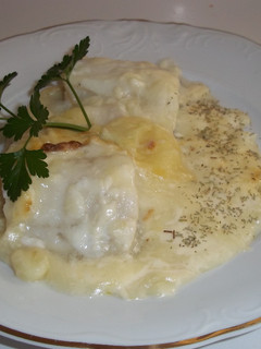 A picture of Filetes de bacalao congelados con puré de patatas y mayonesa, horneados.