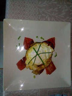 Una foto de Pisto con huevo y crujiente de tomate