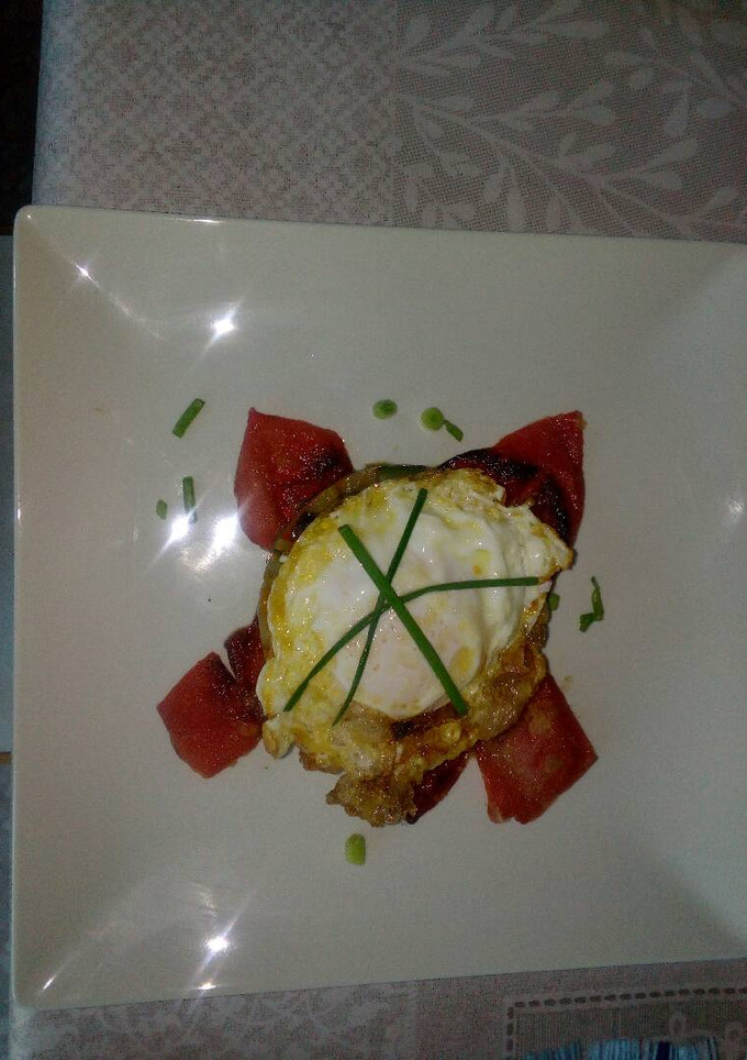 Una foto de Pisto con huevo y crujiente de tomate 