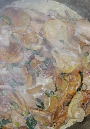 Una foto de Pollo con colchón de papas cebollas y crema de queso
