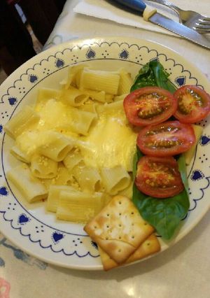 Una foto de Penne rigatti gratinados capresse