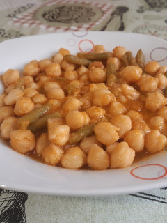 Una foto de Potaje de garbanzos en olla gm D