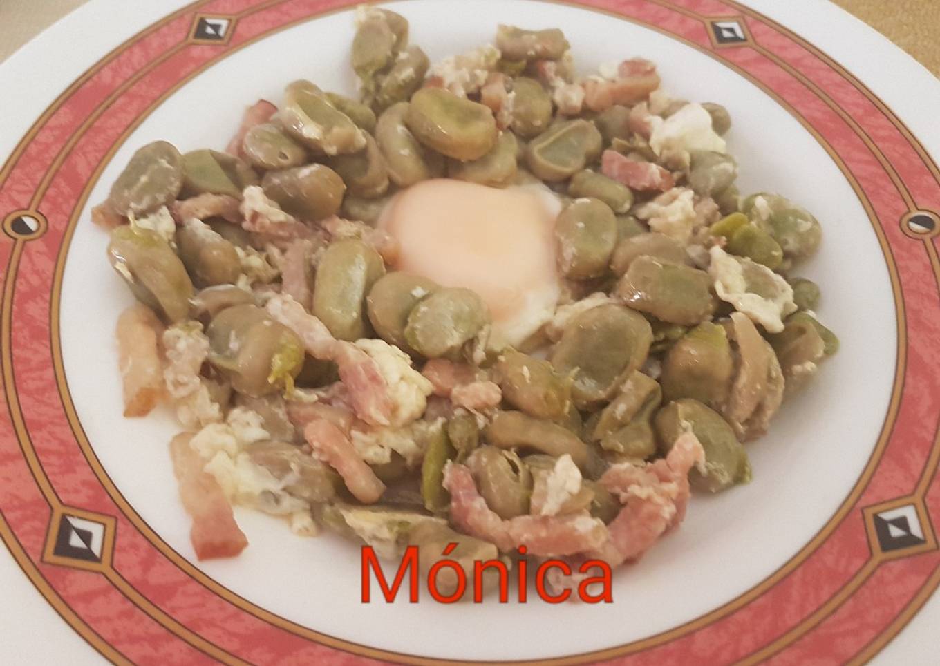 Habas con bacon y huevo