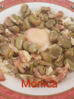 Una foto de Habas con bacon y huevo