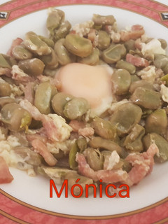 Una foto de Habas con bacon y huevo