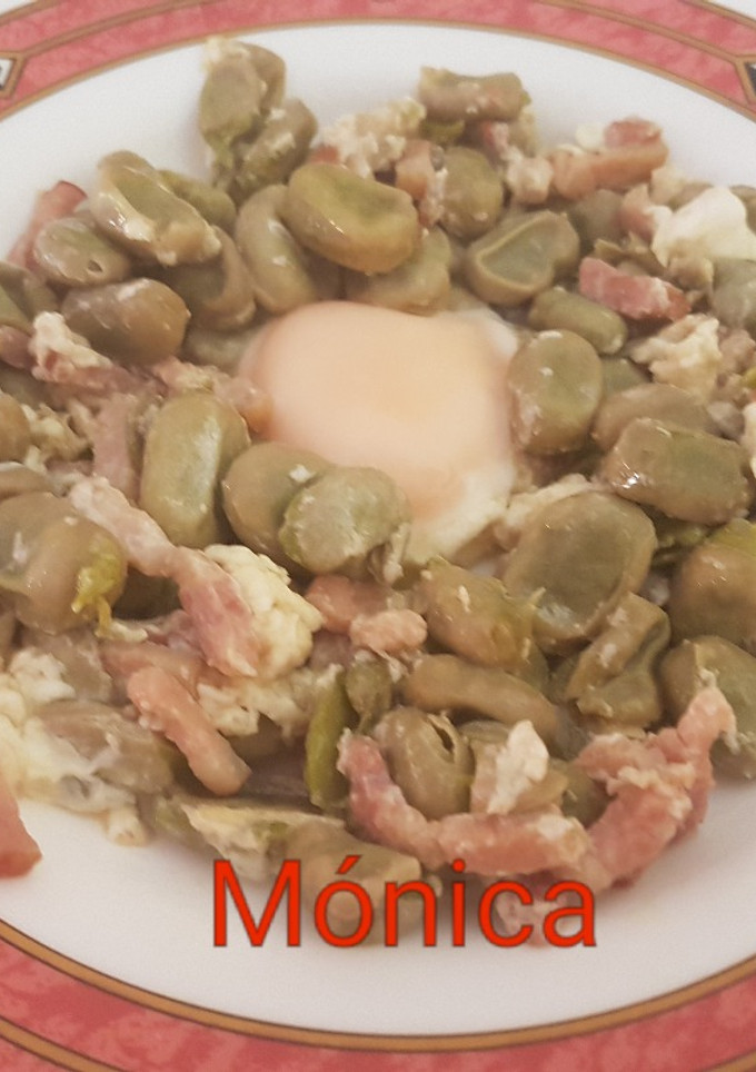 Una foto de Habas con bacon y huevo
