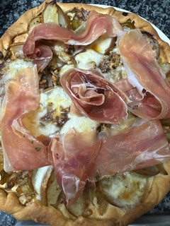 Una foto de 544. Pizza de pera, queso azul y jamón serrano (principal pasta)