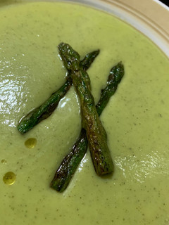 Una foto de Crema suave de espárragos