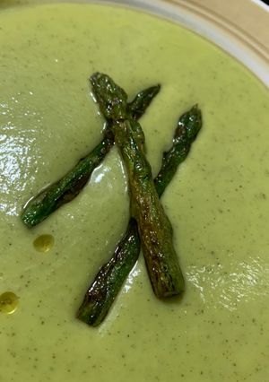 Una foto de Crema suave de espárragos