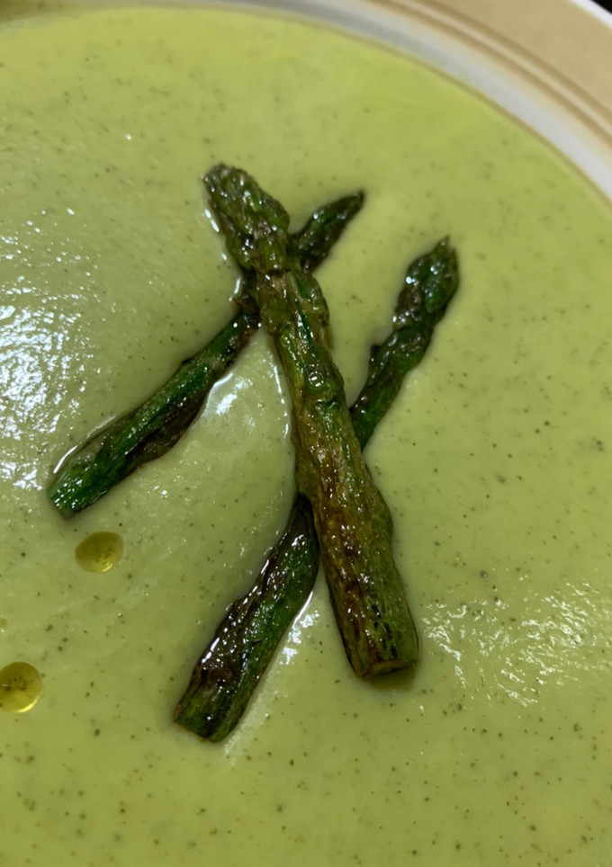 Una foto de Crema suave de espárragos