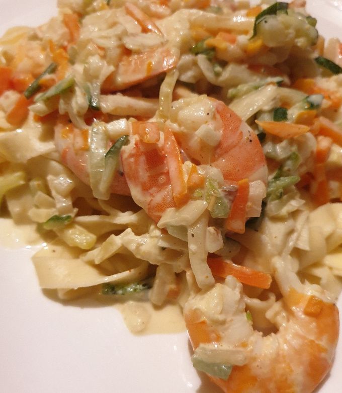 Une photo de Curry crevettes lait de coco petits légumes et pâtes fraîches