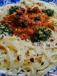 Una foto de FIDEOS🍝CAPELLINI, con Carne Molida y Uvas, con Salsa Roja...!😋
