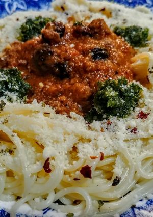 Una foto de FIDEOS🍝CAPELLINI, con Carne Molida y Uvas, con Salsa Roja...!😋