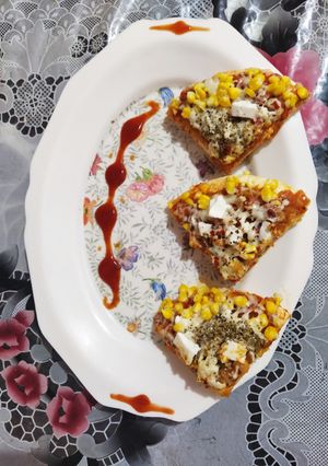 કોર્ન પનીર પીઝા રેસીપી મુખ્ય ફોટો