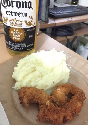 Una foto de Langostinos rebozados con puré