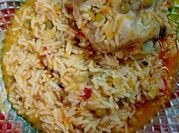 Una foto de guiso de arroz de pata muslo