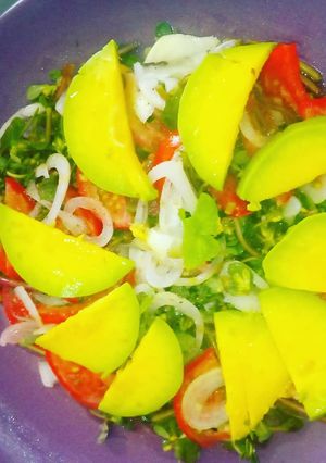 Una foto de Ensalada de Verdolaga con aguacate