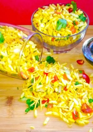 A picture of Jhal muri /puffed rice bhel.