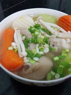 Hình của món SP.0278 - Canh Giò Heo Nấm Linh Chi & Rau Củ.