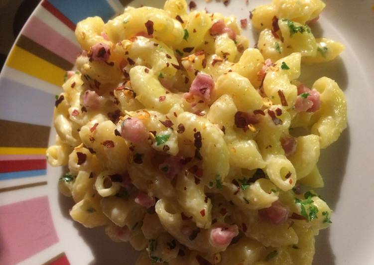 Mac n cheese with bacon cubes