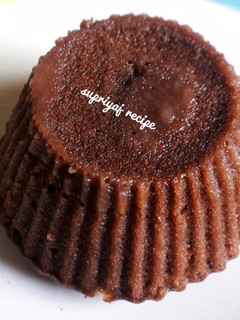सरप्राइज चाॅकलेट कपकेक (surprise chocolate cupcake recipe in marathi) रेसिपी चे मुख्य फोटो