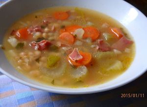 Toszkán fehérbableves prosciuttóval recept fotója