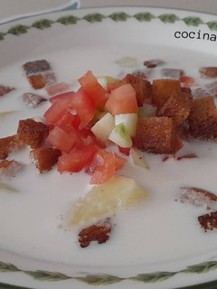 Una foto de Sopa fría -gazpachuelo- con picadillo