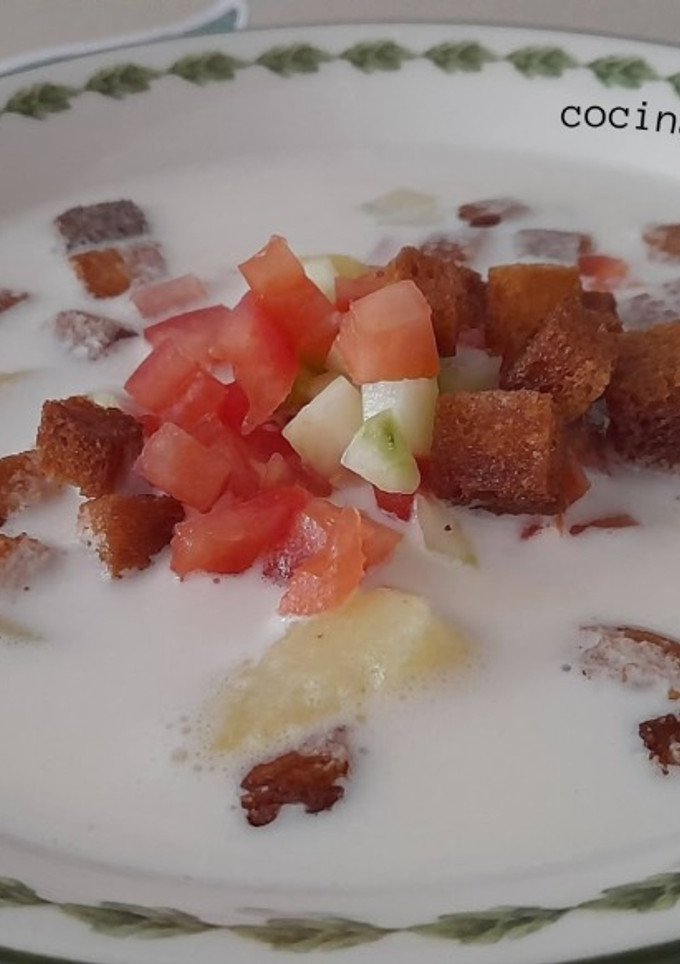 Una foto de Sopa fría -gazpachuelo- con picadillo