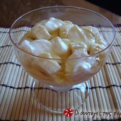 A picture of Yogurt with banana and honey.