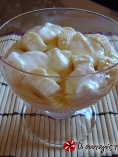 A picture of Yogurt with banana and honey.