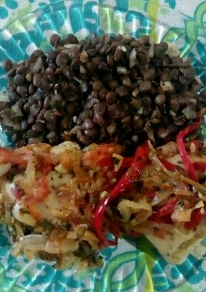 Una foto de Salteado de pollo, con ensalada de lentejas.🍴