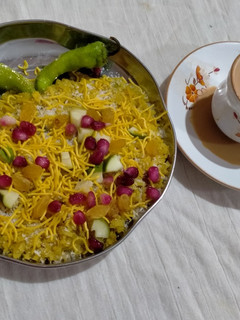 ચટાકેદાર પૌવા (Poha in gujrati) રેસીપી મુખ્ય ફોટો