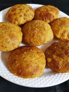तिखट मीठाच्या पुऱ्या (tikhat mithachya purya recipe in marathi) रेसिपी चे मुख्य फोटो
