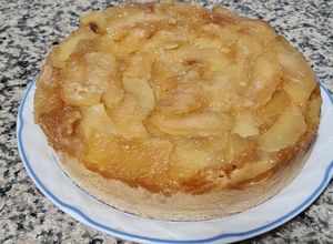 Una foto de Torta de manzana invertida fácil