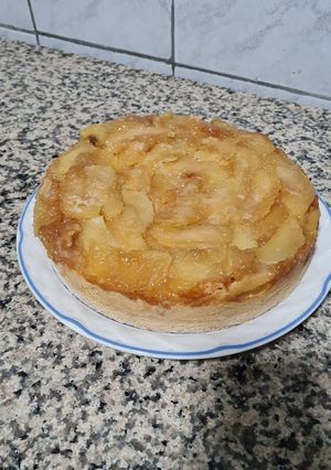 Una foto de Torta de manzana invertida fácil