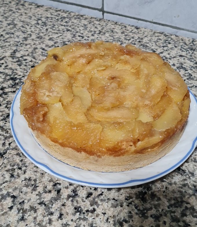 Una foto de Torta de manzana invertida fácil